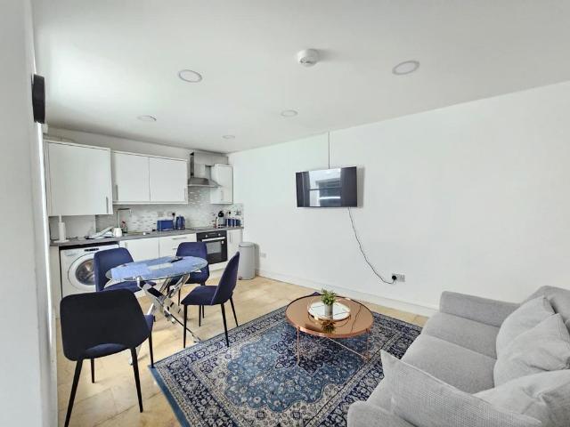 Rectory Road, London N16 2 bed flat to rent £2,450 pcm £565 pw