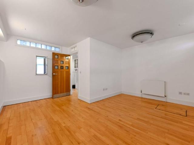 Rectory Road, Stoke Newington. 2 bed terraced house to rent £3,000 pcm £692 pw