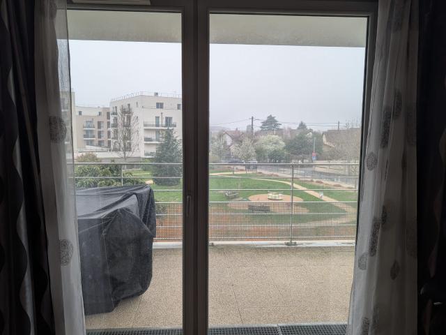 Recent 2 bedroom apartment a 7 minute walk from the station
