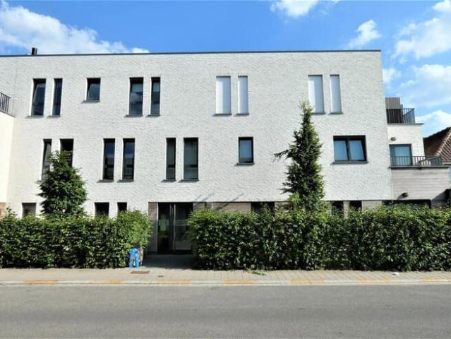 Recent 2 slaapkamer appartement met terras en staanplaats