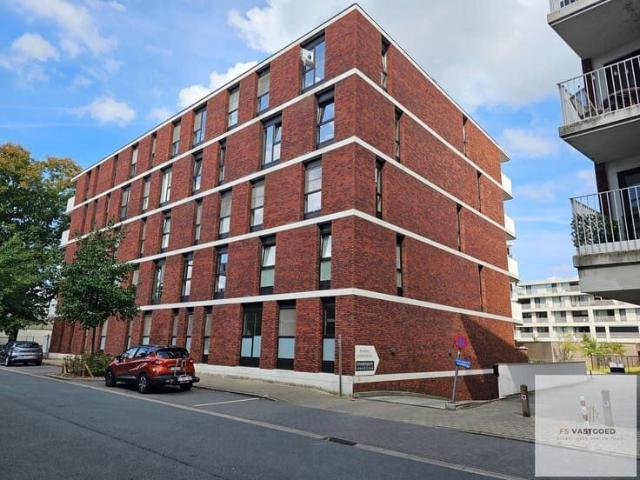 Recent 2 slaapkamer appartement met terras op topligging