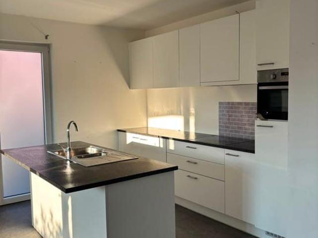 RECENT APPARTEMENT OP GELIJKVLOERS met 2 SLPKMRS en TERRAS