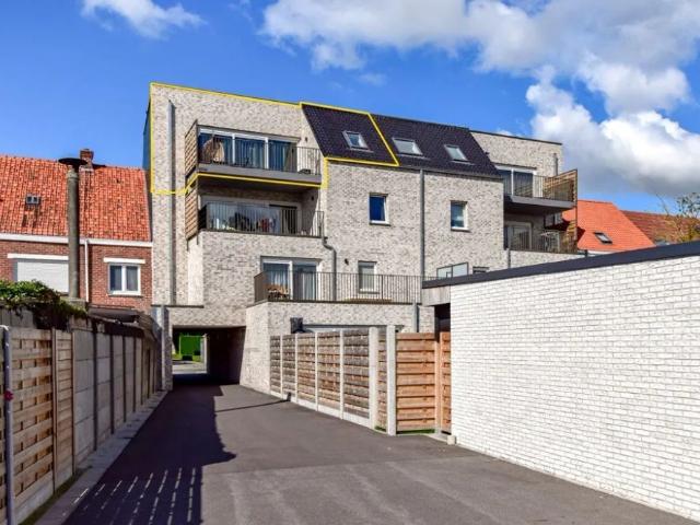 Recent appartement op derde verdiep met 2 slaapkamers, 2 terrassen en staanplaats nabij centrum Gistel