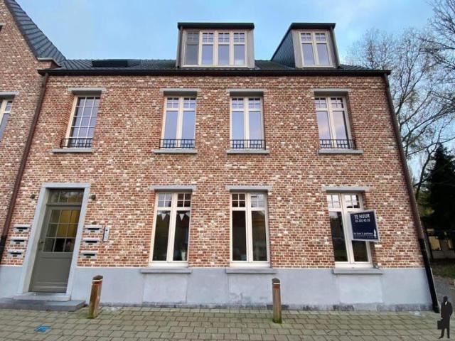 Recent appartement met garagebox en terras in het centrum va