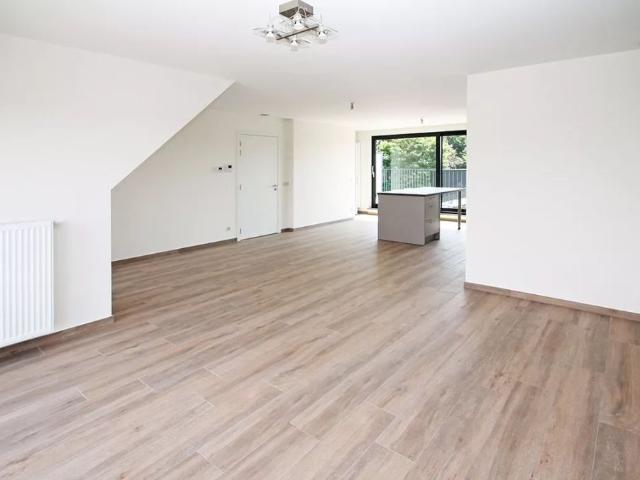 Recent appartement met lift en ruim terras op de tweede verdieping op centrale locatie in Wijnegem!