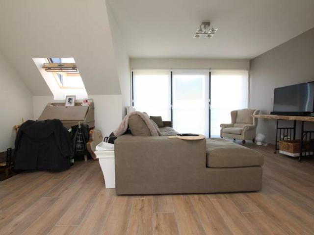 Recent appartement met lift en ruim terras op de tweede verdieping op centrale locatie in Wijnegem!