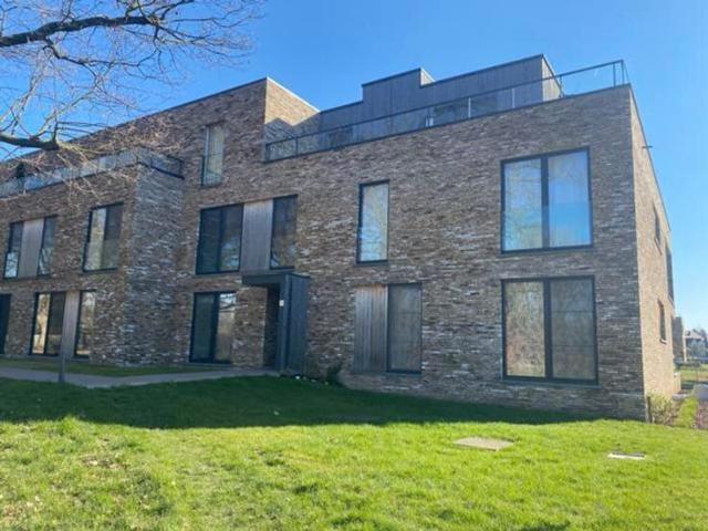 Recent appartement met ruim terras in groen kader te Aalst