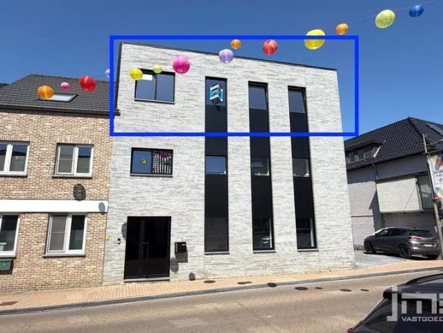 Recent appartement met 2 slaapkamers, carport en buitenbe.