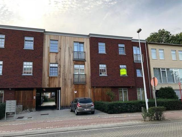 Recent appartement met 2 slaapkamers, terras en carport