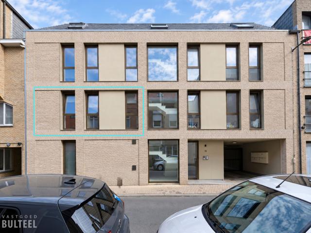 Recent appartement met 2 slaapkamers, terras en garage