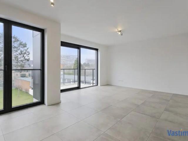 Recent appartement met 2 slaapkamers, terras, lift en garage