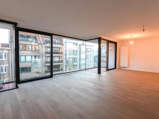 Recent appartement met 9m40 gevelbreedte gelegen aan de zonnekant van de Dumortierlaan 3de verd