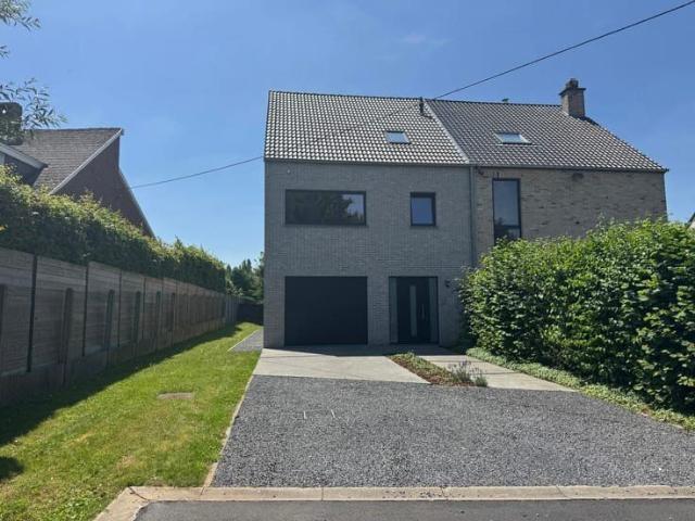 Recent gebouwde woning met 5 slaapkamers en tuin