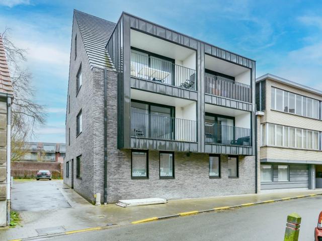 Recent gelijkvloers appartement met 2 slaapkamers en carport