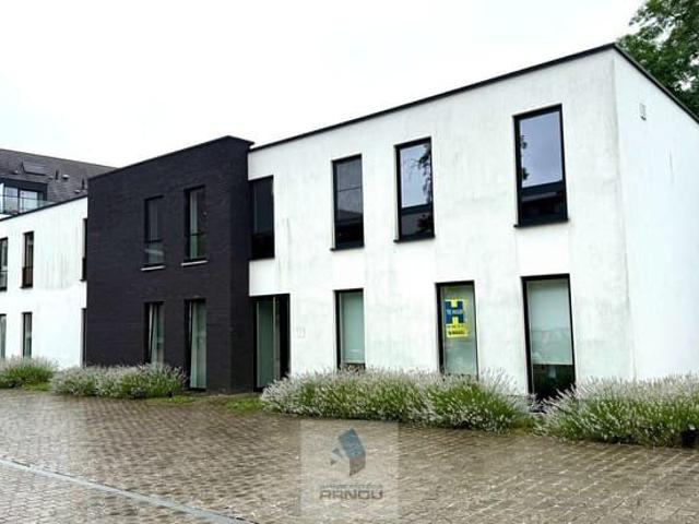Recent gelijkvloers appartement met 2 slaapkamers, terras.