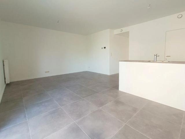 RECENT GELIJKVLOERS APPARTEMENT MET GROOT TERRAS EN AUTOSTAANPLAATS