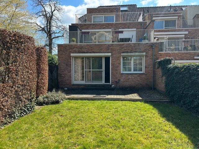 Recent gelijkvloers appartement met ruime tuin