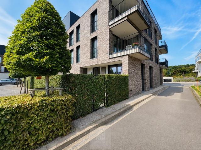 Recent gelijkvloers 2 slaapkamerappartement met tuin aan.