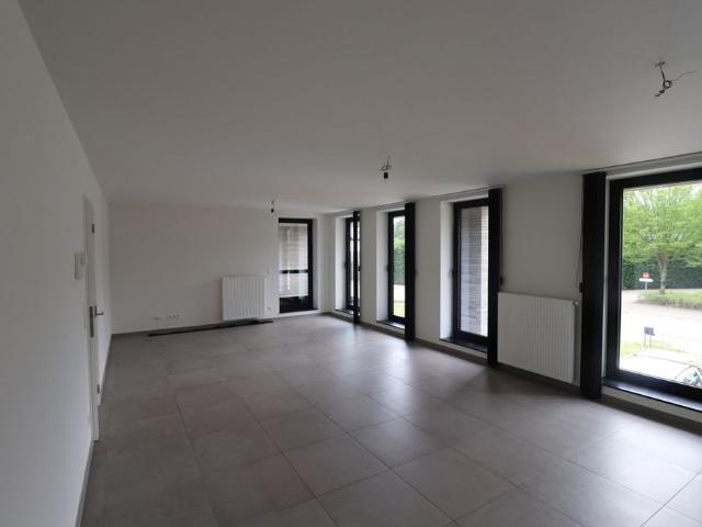 Recent gerenoveerd appartement op de 1ste verdieping met 2 slaapkamers en terras
