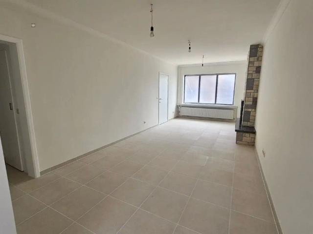 Recent gerenoveerde rijwoning met garage, tuin en 2 slaapkamers
