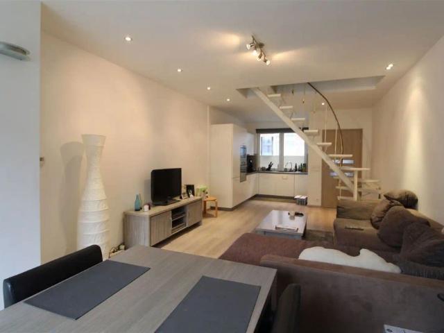 Recent gerenoveerde rijwoning met koer