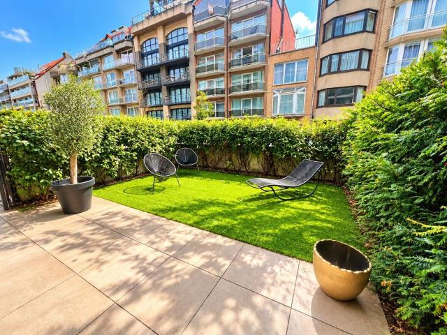 Recent ground floor apartment with garden and garage in a mo