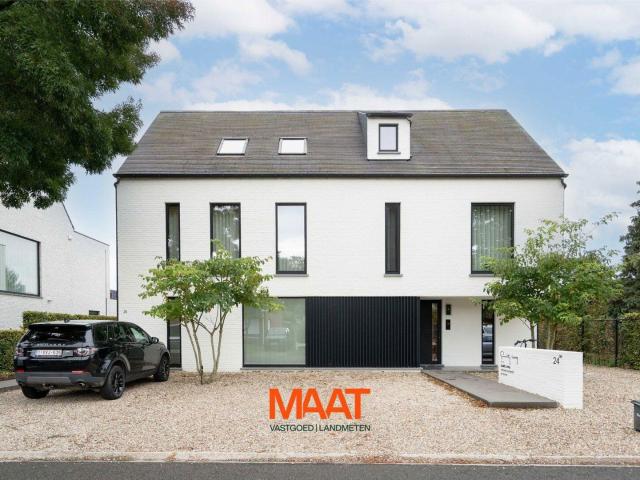 Recent duplex met 2 slpk en eigen inkom