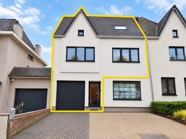 Recent duplex appartement met terras en tuin