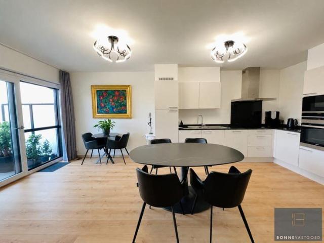 Recent en energiezuinig 2 slaapkamerappartement met garagebo
