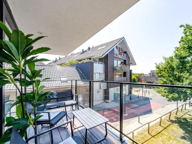 Recent en lichtrijk appartement met parking te Zwevezele