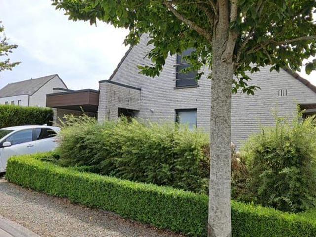 Recent, energy efficient house with 3 bedrooms, garage, gard