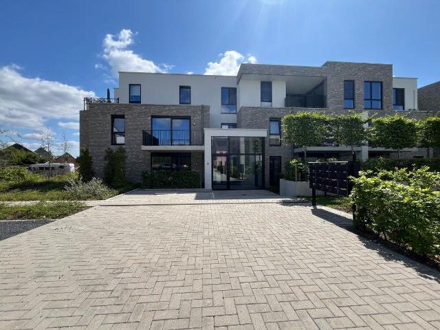 Recent één slaapkamer appartement met terras en staanplaats