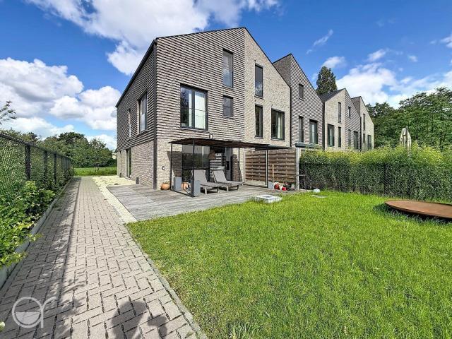 Recent halfopen bebouwing te huur te Mariakerke incl. 2 par