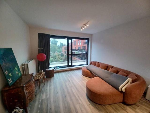 Recent, heel energiezuinig appartement met terras nabij Voorhavenkaai
