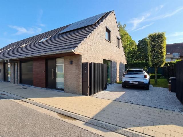 Recent, highly equipped house with garden in good neighborho