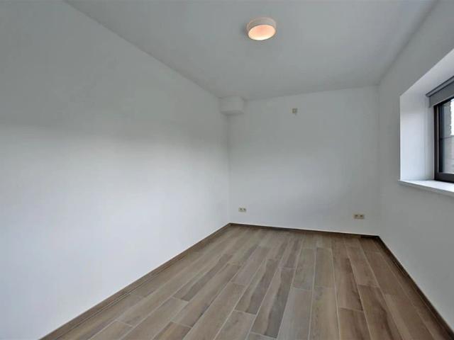 Recent, instapkl. APPARTEMENT met 2 slpks, terras & ruime garage