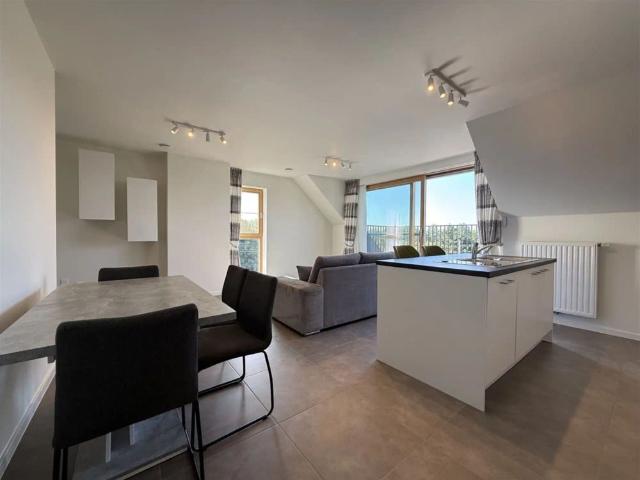 Recent, instapklaar APPARTEMENT met 2 slaapkamers, terras & overdekte autostaanplaats