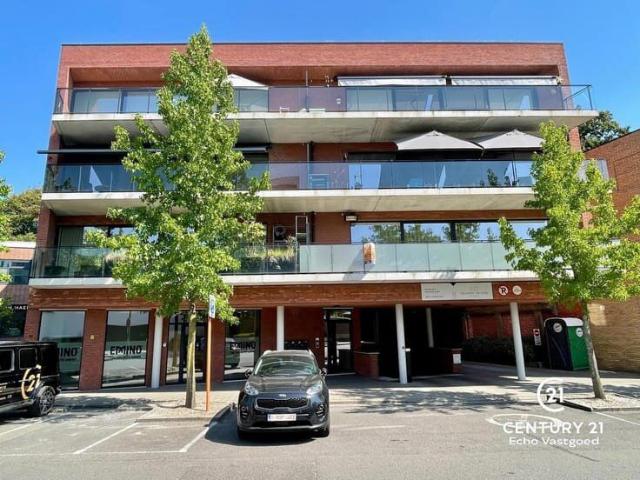 Recent, luxe appartement met 2 slpks, terras en autoplaats