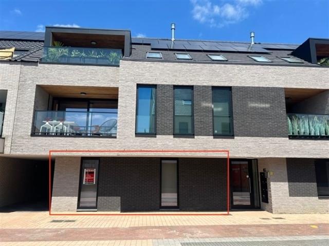 Recent, ruim en goed gelegen appartement met 2 slaapkamers, terras, tuin en autostaanplaats at 3850 NIEUWERKERKEN, Belgium