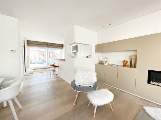 Recente bel étagewoning te huur in het centrum van het Oude Knokke De enige bezoekdagen vinden plaats op dinsdag 18/08 van 14u tot 16u en zaterdag 22/08 van 10u30 tot 12u30