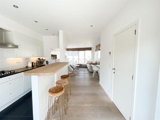 Recente bel étagewoning te huur in het centrum van het Oude Knokke De enige bezoekdagen vinden plaats op dinsdag 18/08 van 14u tot 16u en zaterdag 22/08 van 10u30 tot 12u30