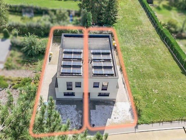 Recente driegevelwoningen met 3 slaapkamers, garage en tu.