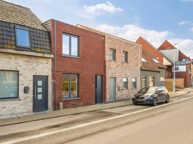 Recente, energiezuinige woning met terras en 3 slpk, te P.