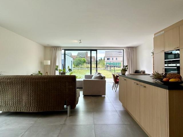 Recente, energiezuinige woning met tuin en garage op een gunstige ligging