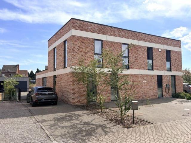 Recente, energiezuinige woning met tuin en garage op een.
