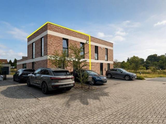 Recente, energiezuinige woning met tuin en garage op een.