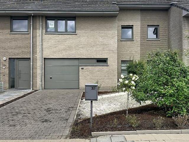Recente gezinswoning met 3 slaapkamers, garage en landelijk