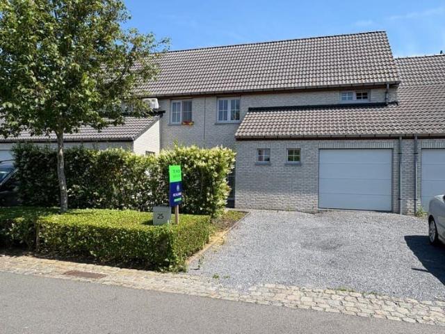 Recente gezinswoning met 3 slaapkamers, garage en tuin in.
