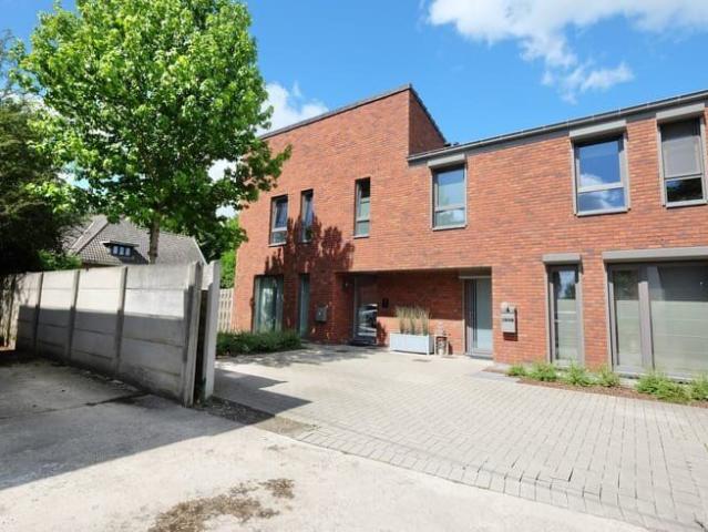 Recente halfopen bebouwing te huur nabij het centrum van.