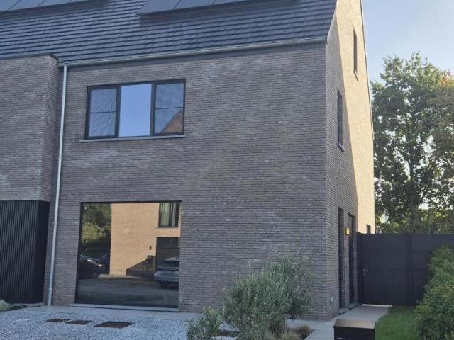 Recente halfopen bebouwing met 3 slpks, opbergzolder en tuin